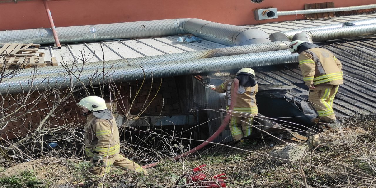 Sultangazi'de kot yıkama fabrikasında yangın çıktı