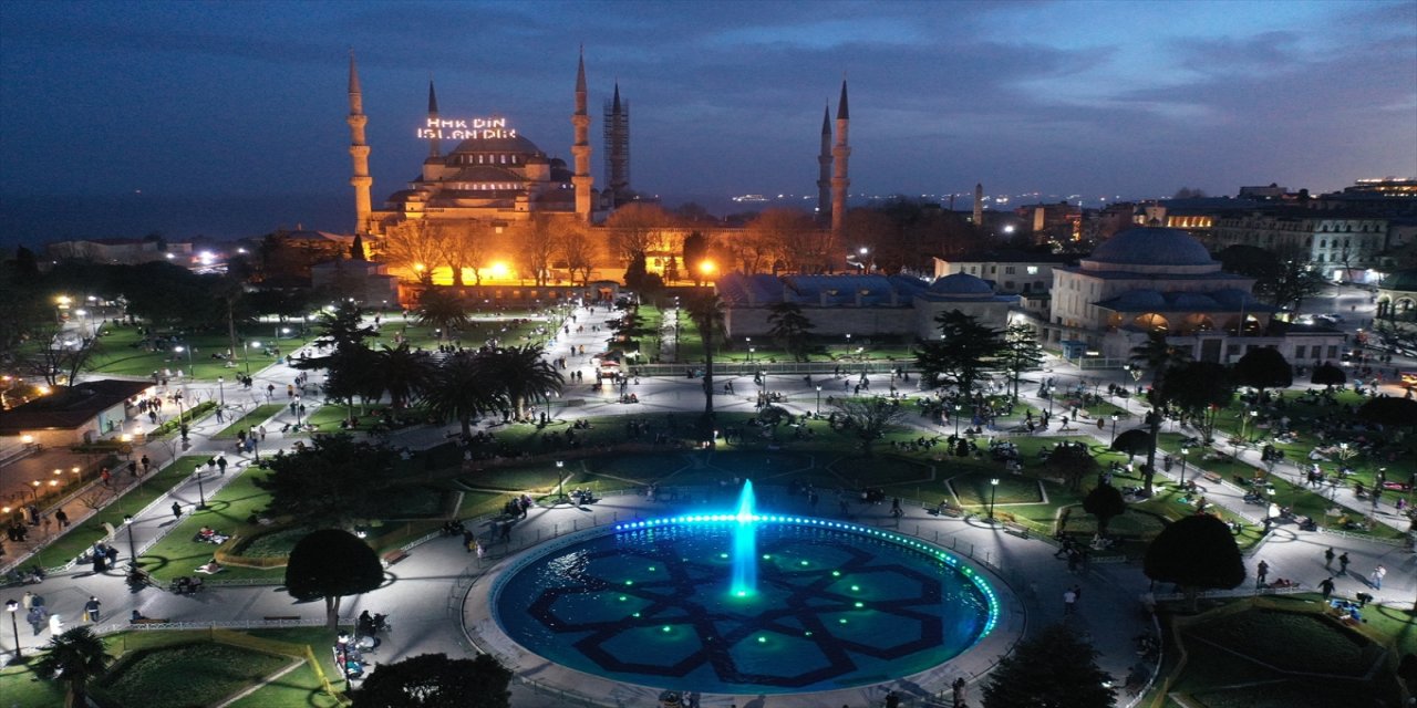 Sultanahmet Meydanı, ramazanın ilk iftarı için gelenlerle doldu