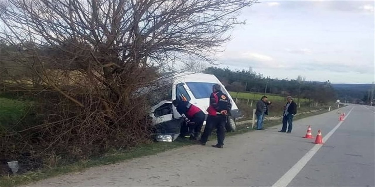 Sinop'ta minibüsün ağaca çarptığı kazada 3 kişi yaralandı