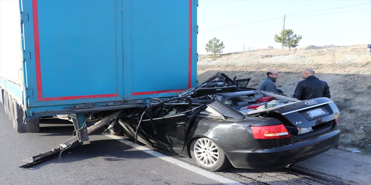Kütahya'da tırla çarpışan makam aracının sürücüsü hayatını kaybetti