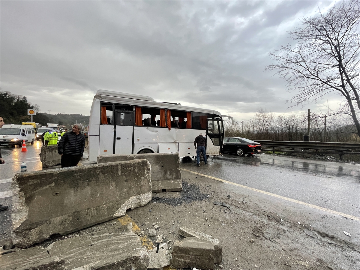 Sakarya'da çarptığı refüjde asılı kalan servis minibüsündeki 3 kişi yaralandı