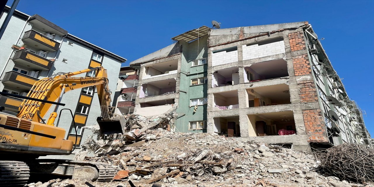 Bahçelievler'de yıkım sırasında bitişikteki apartmana duvar örülmediği anlaşıldı