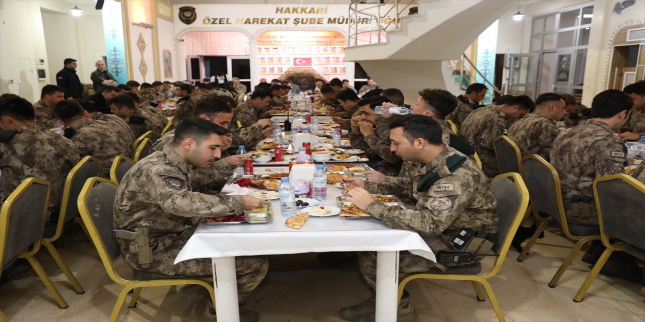 Hakkari Valisi Akbıyık, özel harekat polisleriyle iftarda buluştu