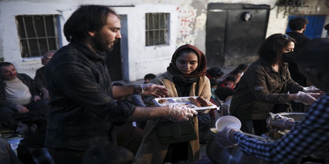 Tarlabaşı Dayanışma ve Dertleşme Grubu, sokak iftarı düzenledi