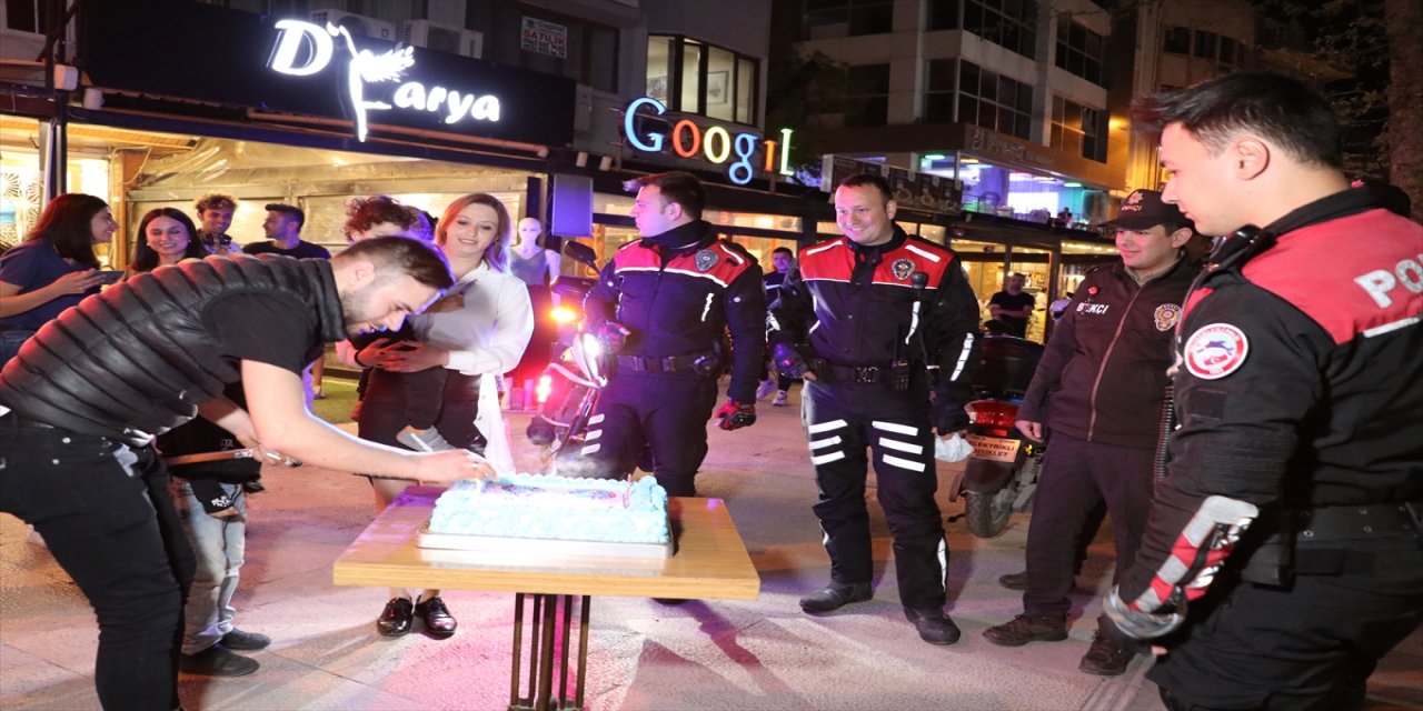 Denizli’de kavga ihbarına giden polislere kadınlardan sürpriz kutlama