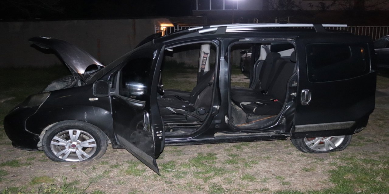 Edirne'de polis, "Dur" ihtarına uymayan aracı lastiklerine ateş açarak durdurdu