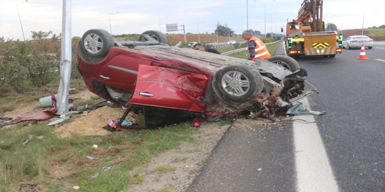 Adana'da direğe çarpan otomobildeki 2'si çocuk 4 kişi yaralandı