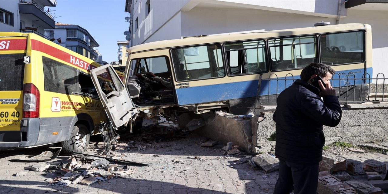 Kontrolden çıkan dolmuş ATM'lere ve park halindeki araca çarptı