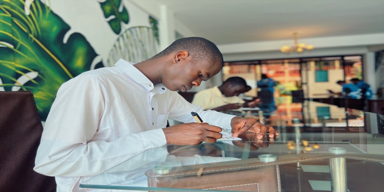 TDV, Türkiye'de eğitim görmek isteyen Ugandalı öğrencilere sınav düzenledi