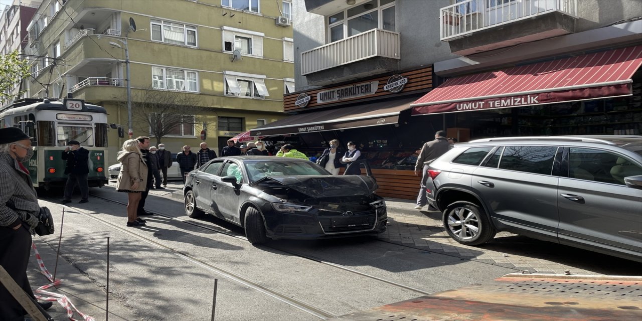 Kadıköy'de zincirleme kazada 5 otomobilde hasar oluştu