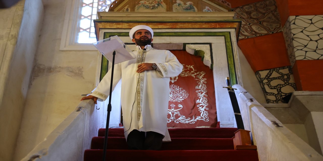 "Kılıçla hutbe" geleneği Edirne Eski Cami'de 6 asırdır devam ediyor