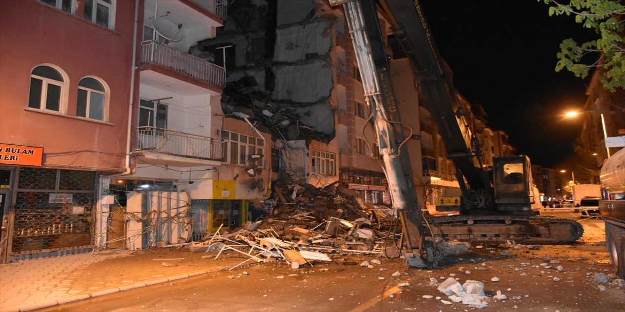 Malatya'da kolonlarından ses geldiği için boşaltılan binada yıkım çalışması başladı