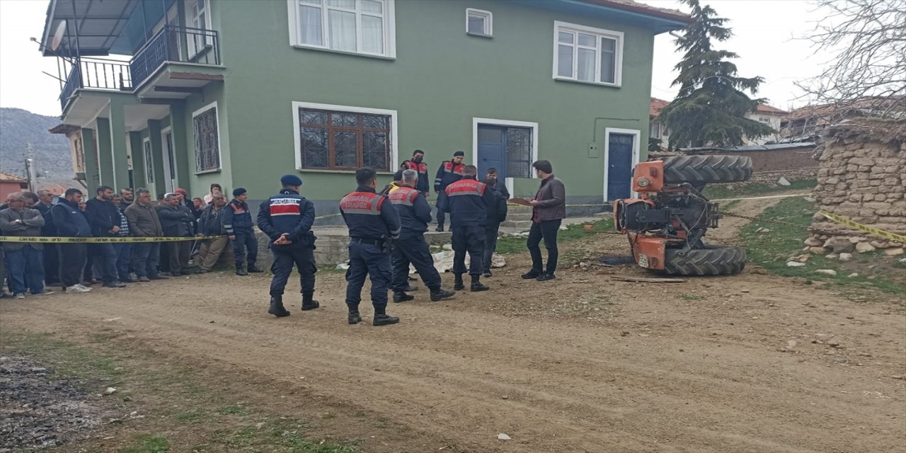 Isparta'da devrilen traktörün altında kalan sürücü öldü