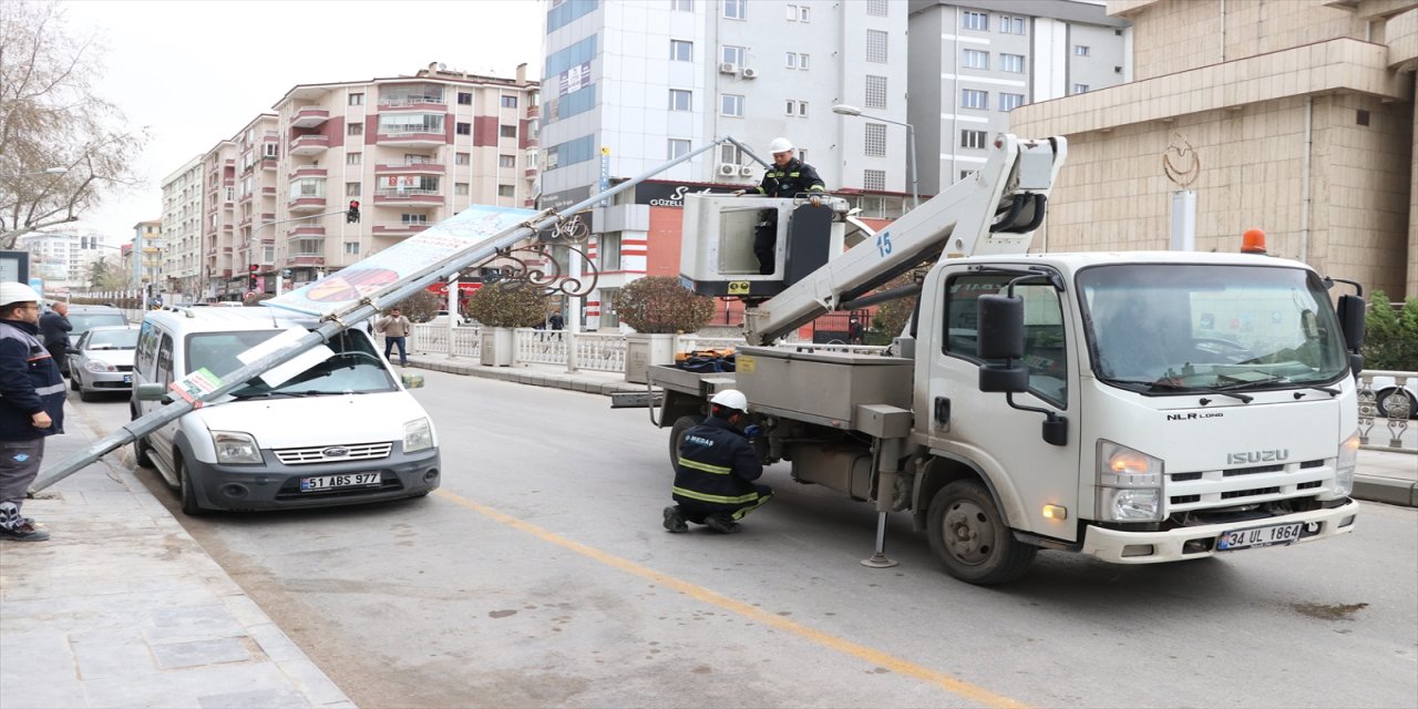 Kayseri ve Niğde'de fırtına yaşamı olumsuz etkiledi