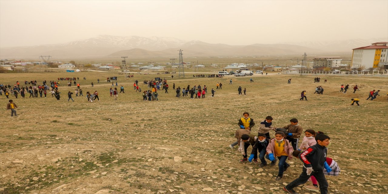 Van'da 200 bin metrekarelik alanda çevreye atılan çöpler toplandı