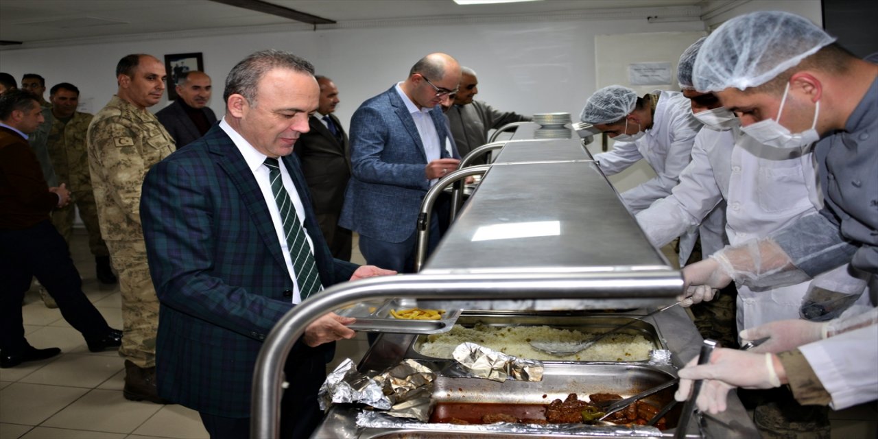 Ardahan Valisi Hüseyin Öner, jandarma ve korucularla iftarda buluştu