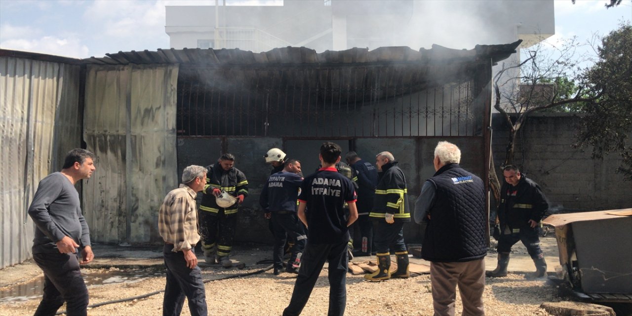 Adana'da mobilya imalathanesinde çıkan yangın söndürüldü