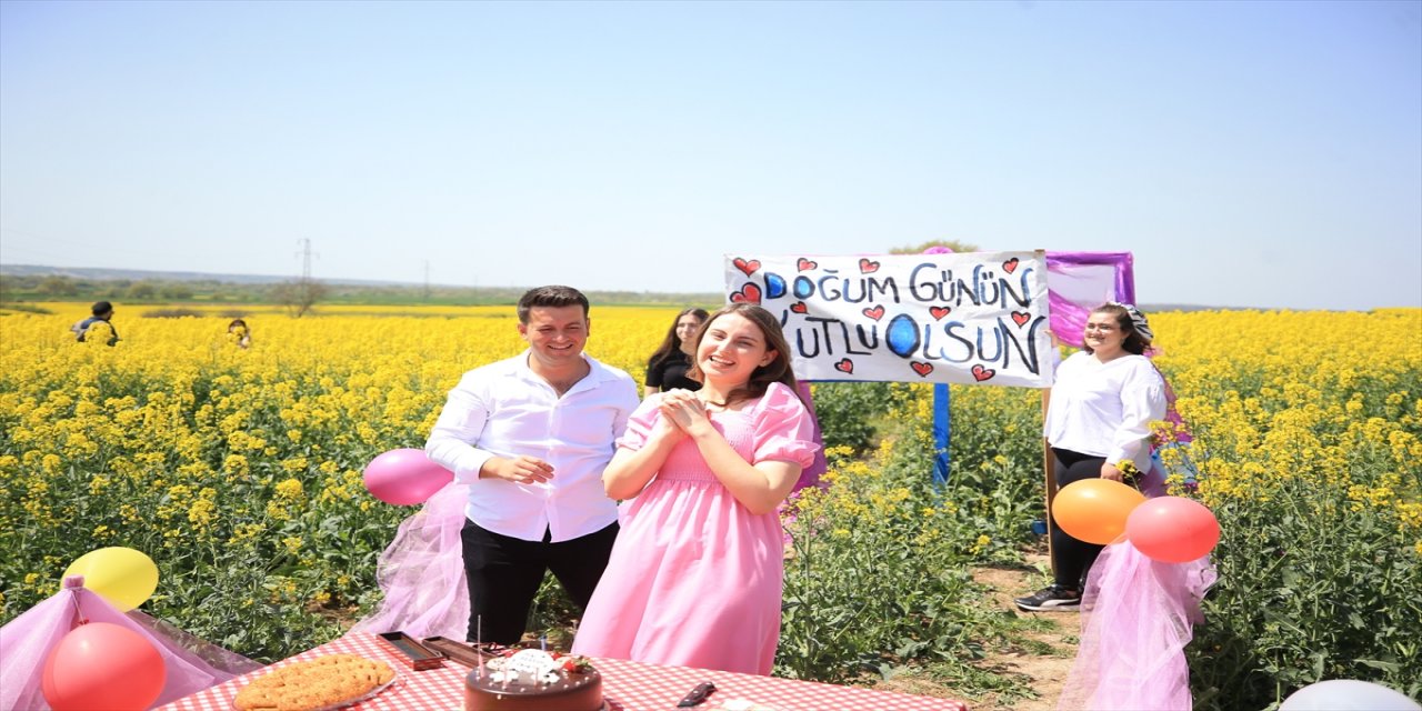 Doğum günü kutlaması için gittiği kanola tarlasında evlilik teklifi aldı