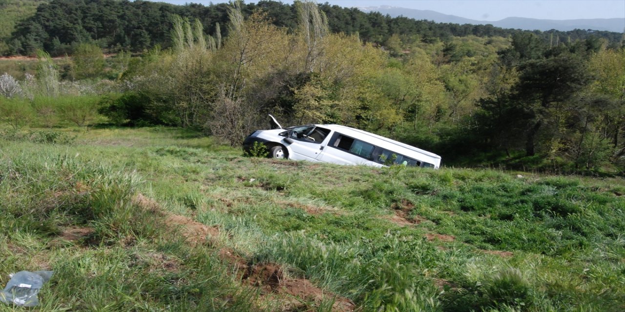 Çanakkale'de şarampole devrilen minibüsteki 6 kişi yaralandı