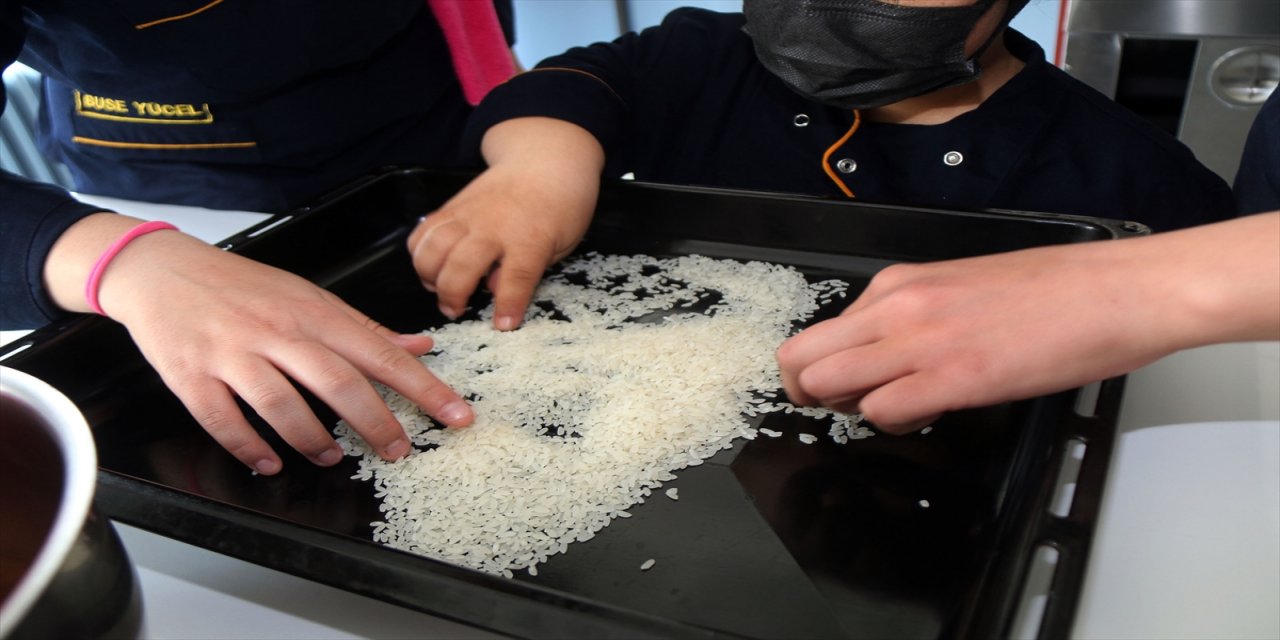 Sivas'ta meslek liseliler ihtiyaç sahibi yaşlılar için okul mutfağında iftarlık hazırlıyor