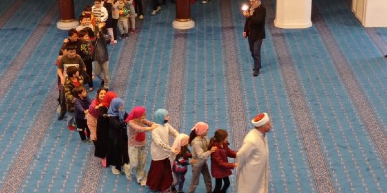 Çocuklara camiyi sevdirmeyi amaçlayan "Teravih Treni" oyunu dünyayı dolaşıyor