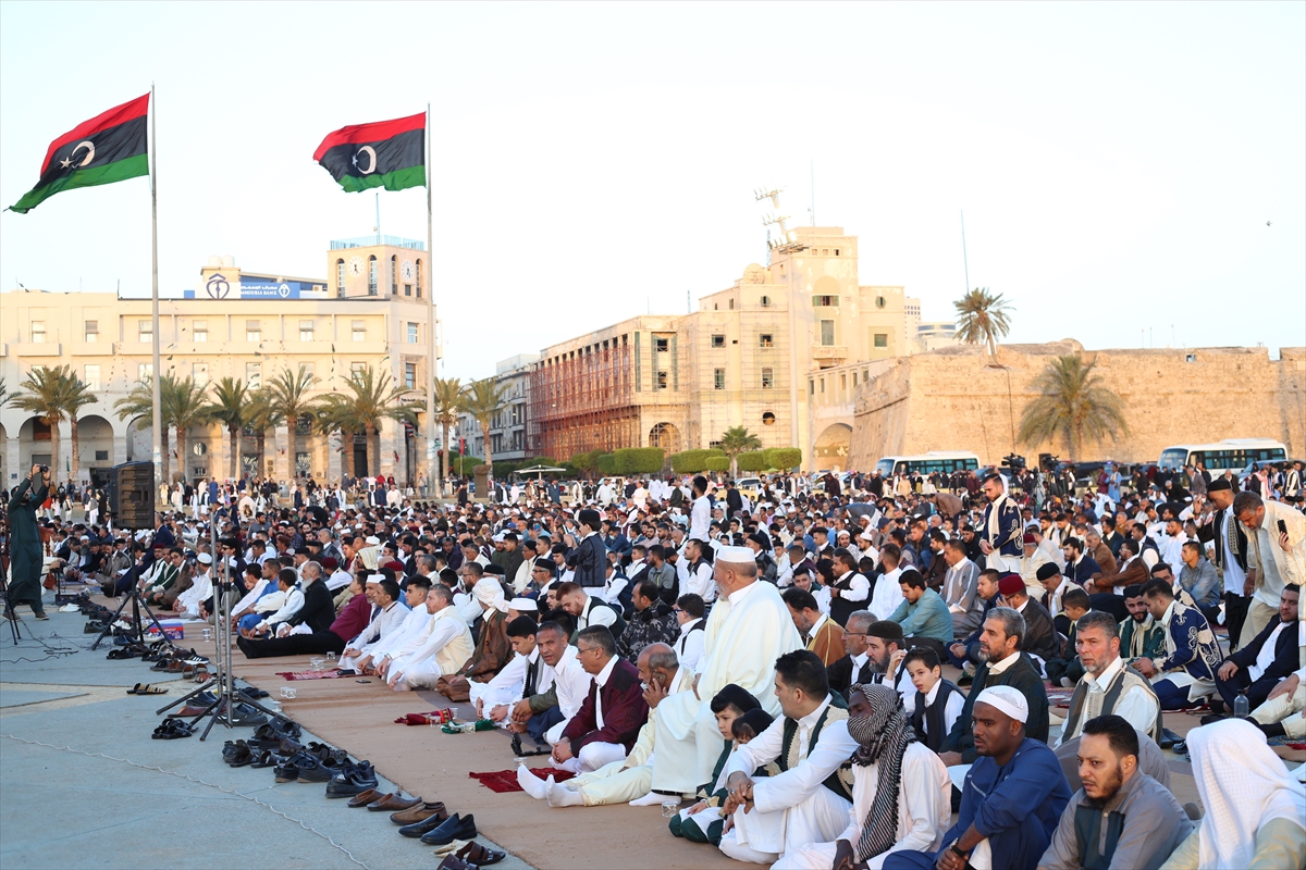 Libyalılar bayram namazını geleneksel kıyafetleriyle kıldı