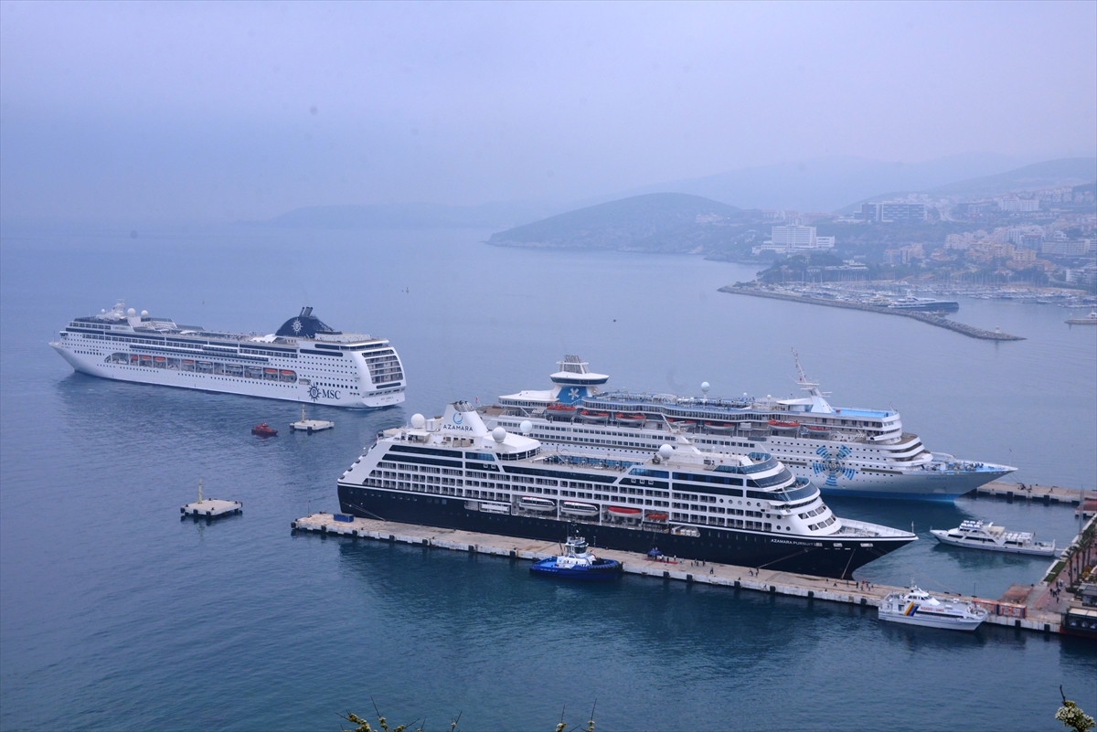 Kuşadası'na 3 kruvaziyerle 2 bin 139 turist geldi