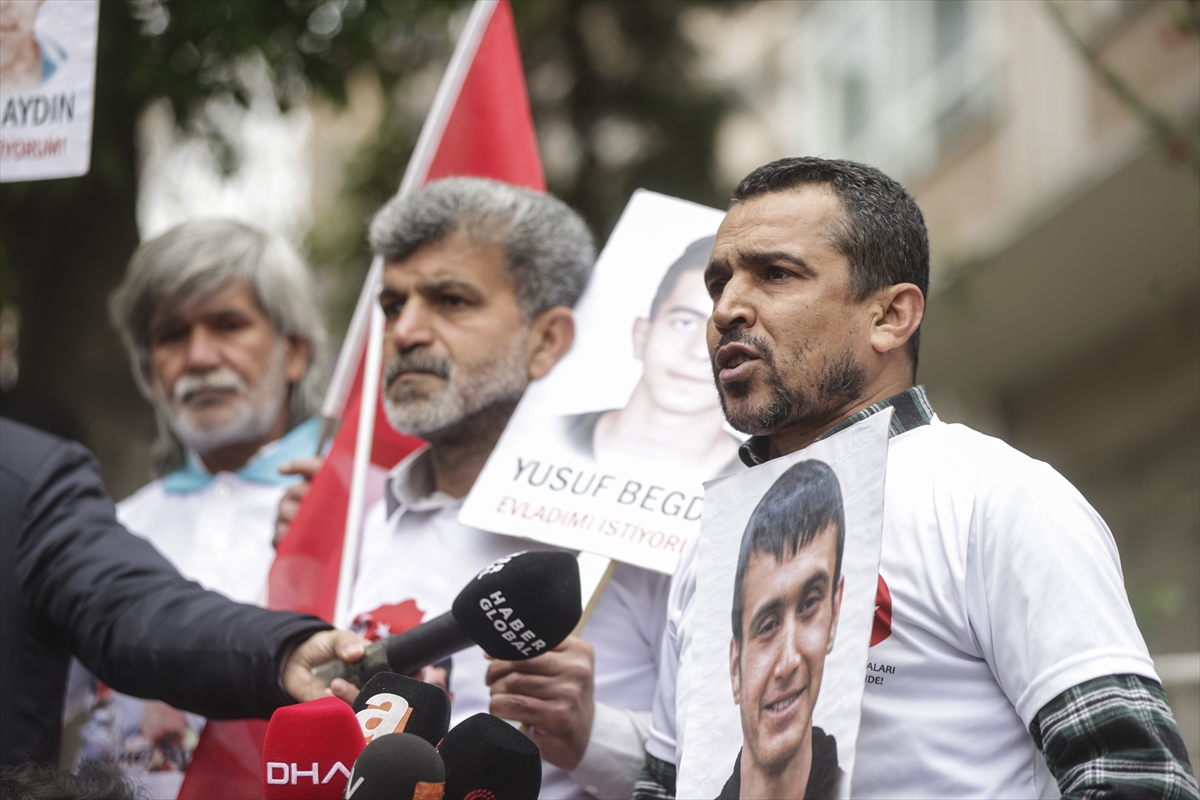 Evlat nöbeti tutan babalar, HDP Genel Merkezi'ne siyah çelenk bıraktı