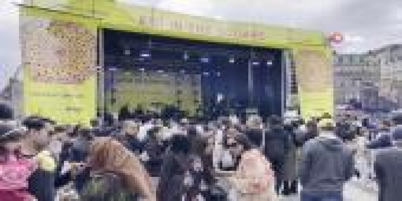 Londra'da çocuklarla bayramlaşma programı düzenlendi.