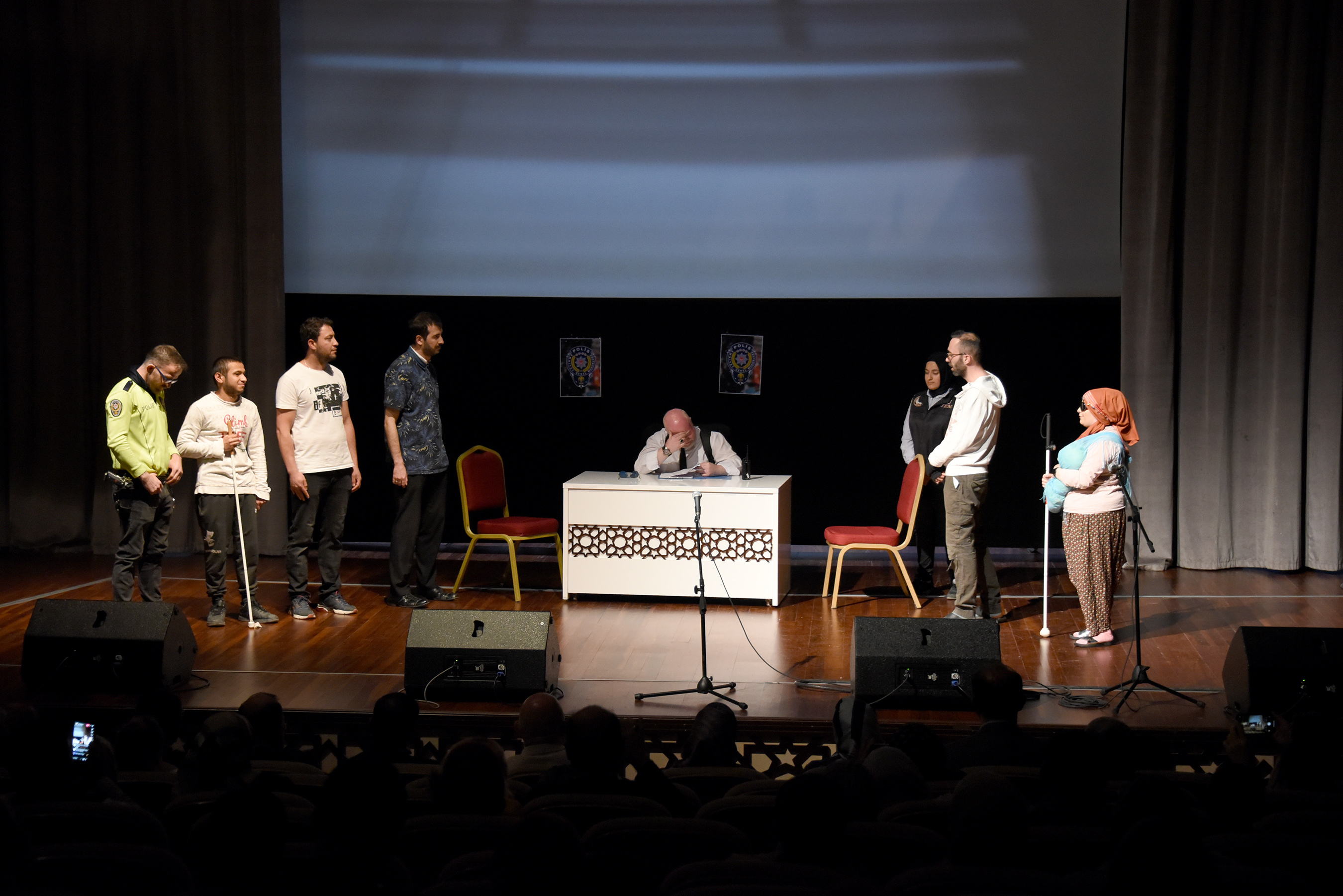 Görme Engelli Gençler Kendi Yazdıkları Oyunu Sahneledi