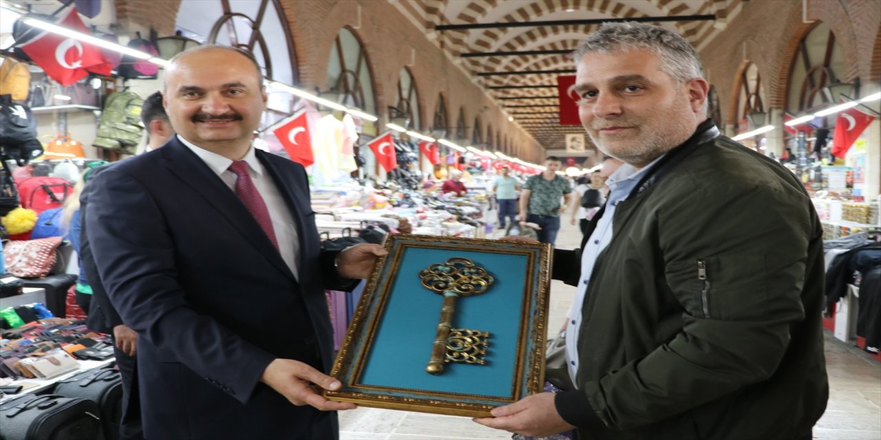 Batman'a atanan Vali Canalp'e Osmanlı yadigarı çarşının temsili anahtarı verildi