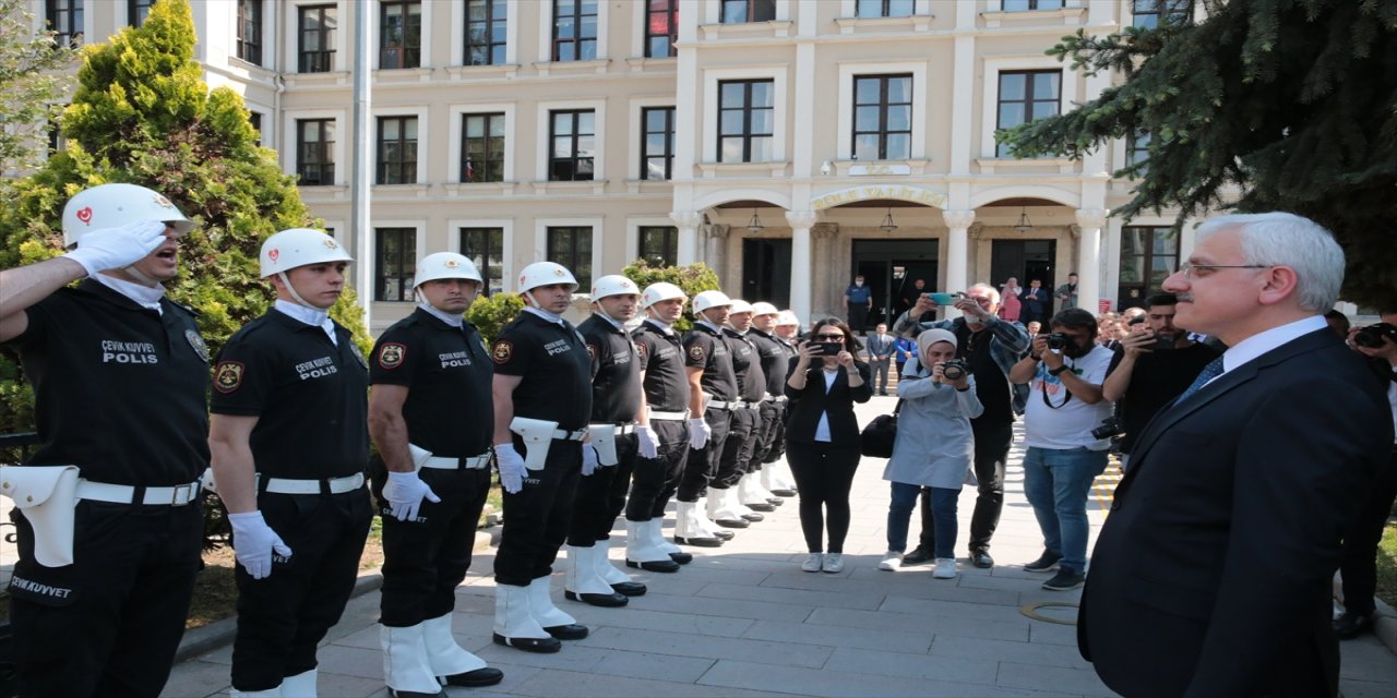 Görevine başlayan Bolu Valisi Erkan Kılıç törenle karşılandı.