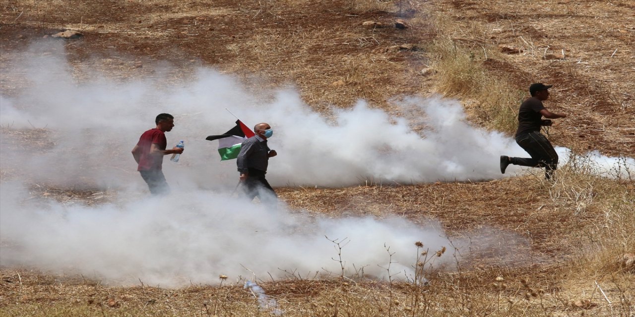 İsrail güçleri gösterilerde tam 15 Filistinliyi yaraladı.