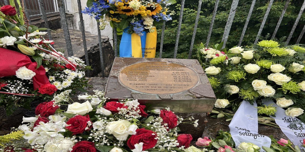Solingen'de ırkçı saldırıda yaşamını yitirenler anıldı.