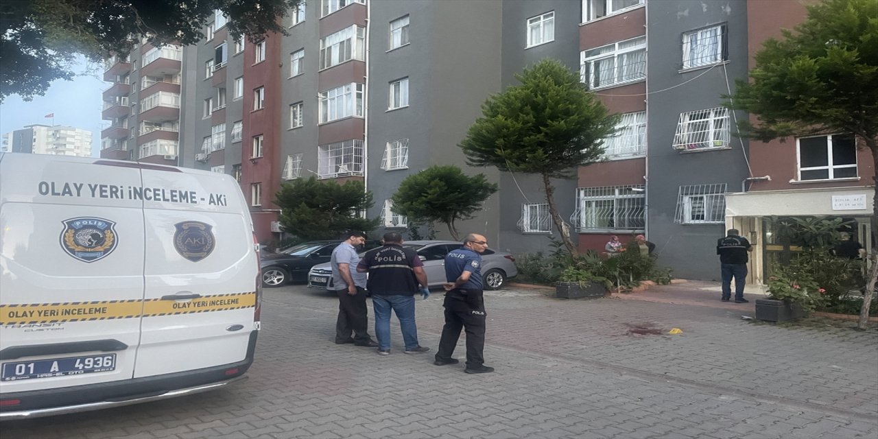 Adana'da 11. kattan düşen çocuk hayatını kaybetti.