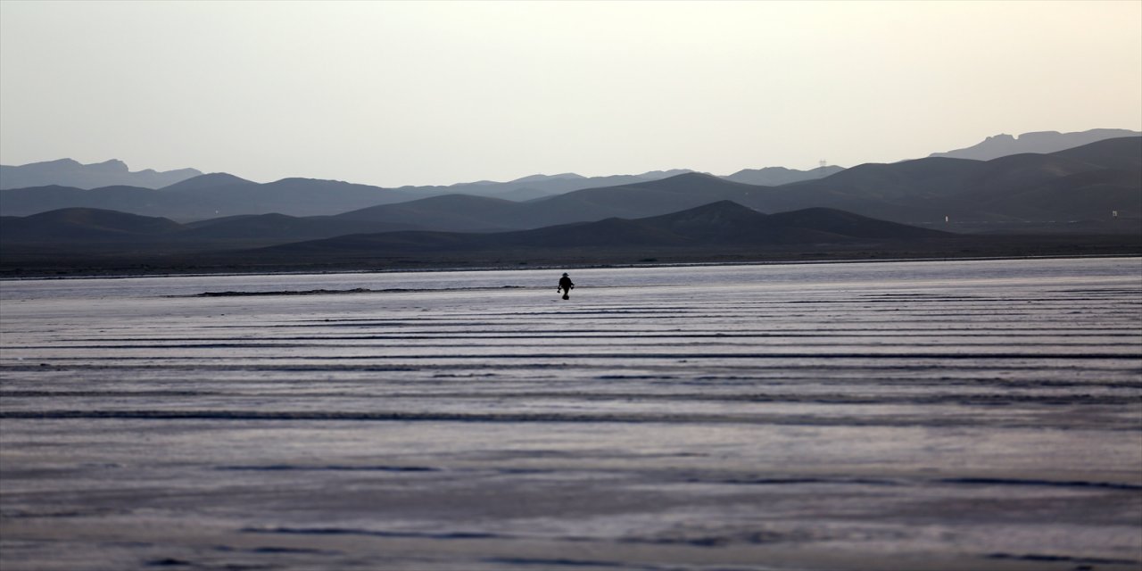 İran’daki tuz gölü küresel ısınma nedeniyle can çekişiyor.