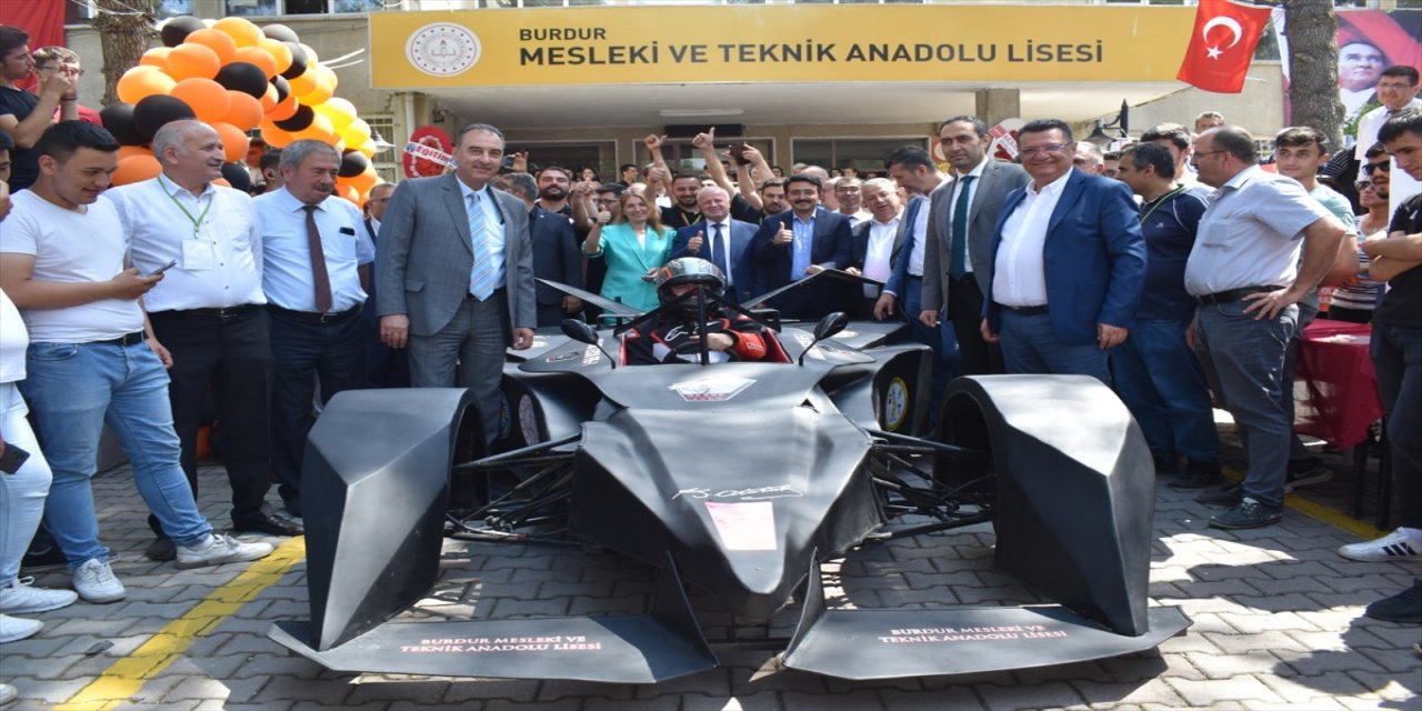Burdur'da öğrencilerin ürettiği Formula 1 aracı.