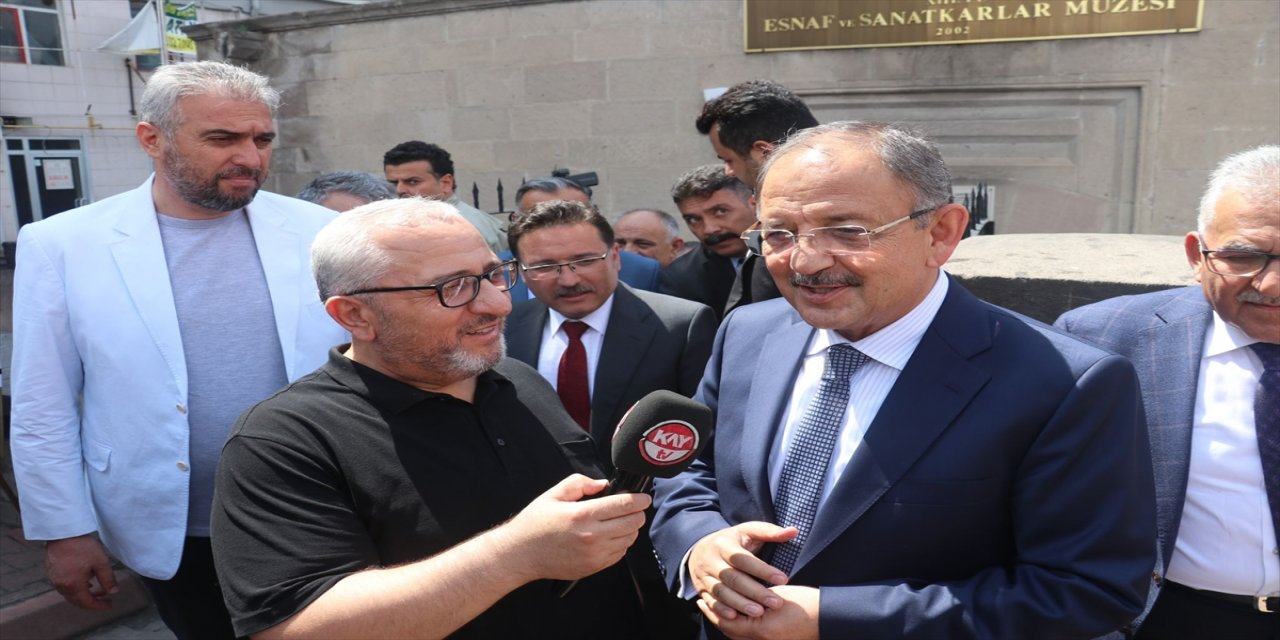 AK Partili Özhaseki Kayseri'de gazetecilerin sorularını yanıtladı.