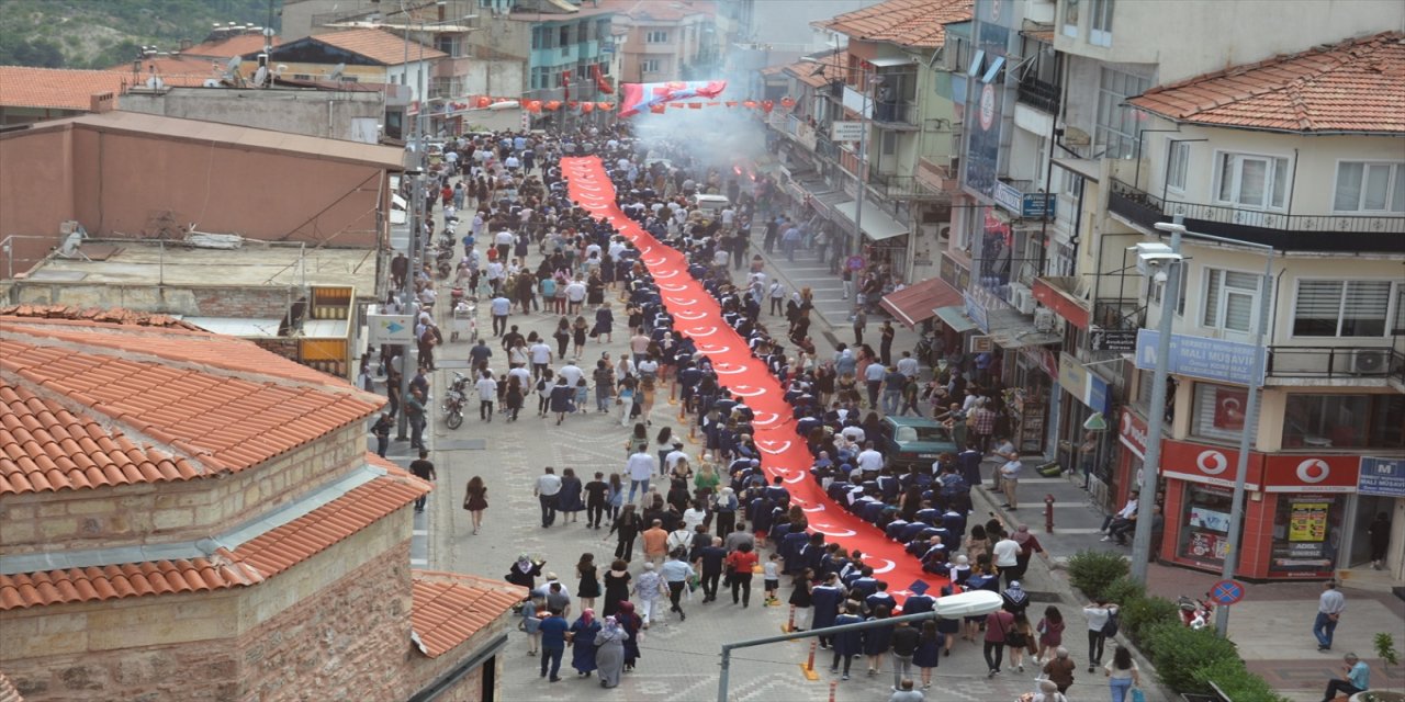 500 metrelik Türk bayrağı mezuniyet törenindeydi.