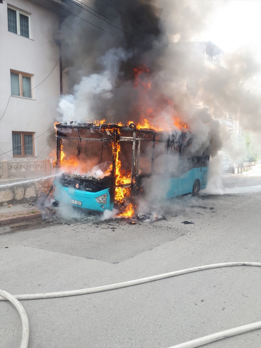 Sivas'ta park halindeki halk otobüsü yandı