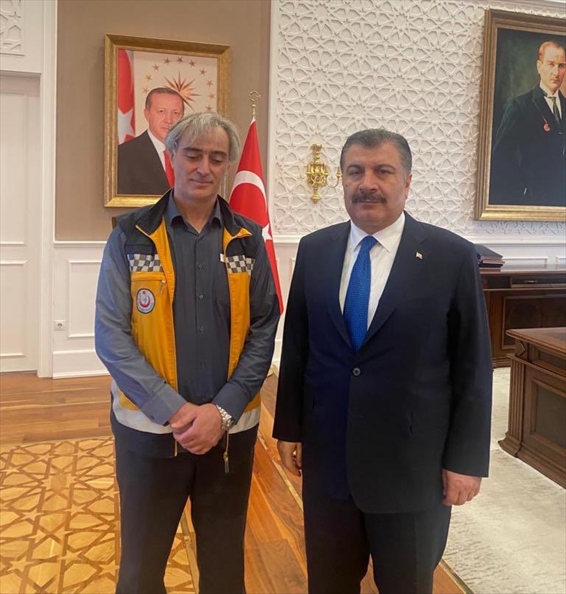 Sağlık Bakanı Koca, kendisiyle görüşmek isteyen ambulans şoförüyle bir araya geldi