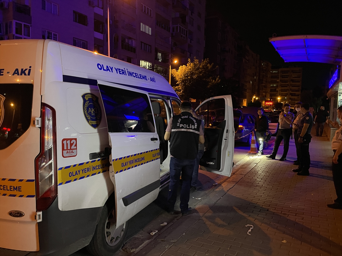 İzmir'de polis ekibine silahlı saldırıda 1'i polis 2 kişi yaralandı