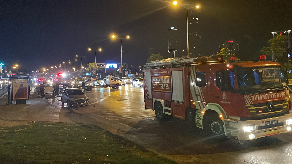 İstanbul'da bir aracın önce otomobile ardından otobüs durağına çarpması sonucu 5 kişi yaralandı