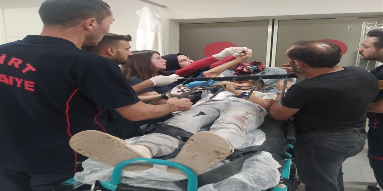 Siirt'te , Oyun oynarken korkuluk demiri saplandı.