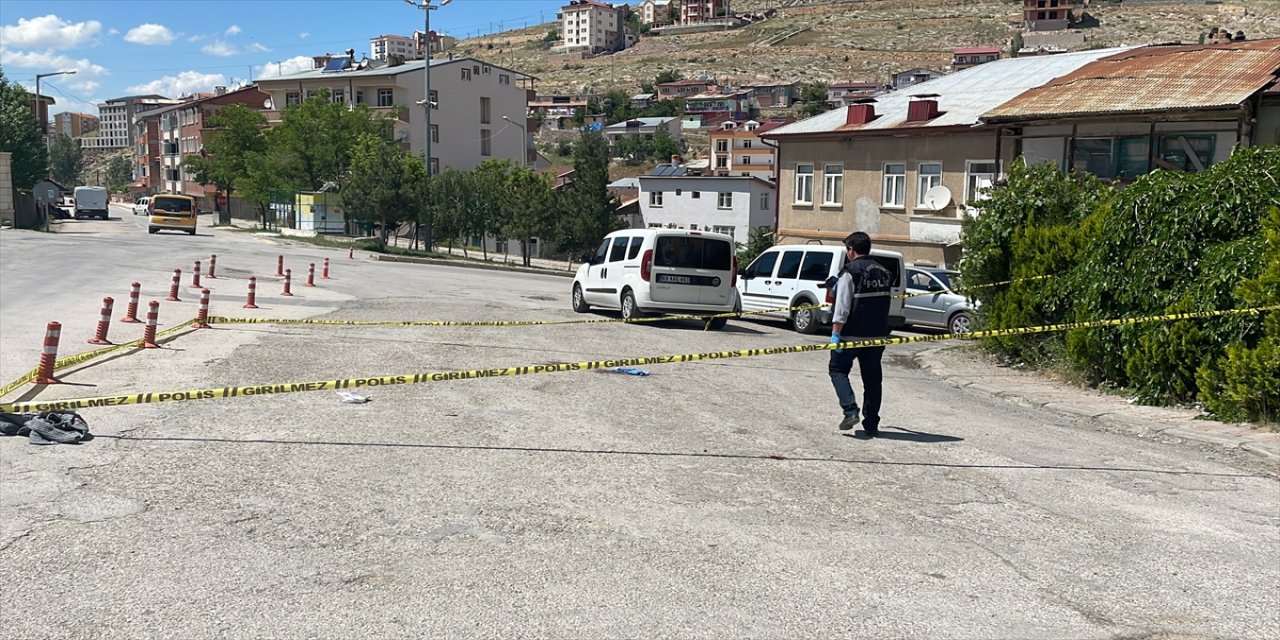 Bayburt'taki bıçaklı kavgada bekçi yaralandı