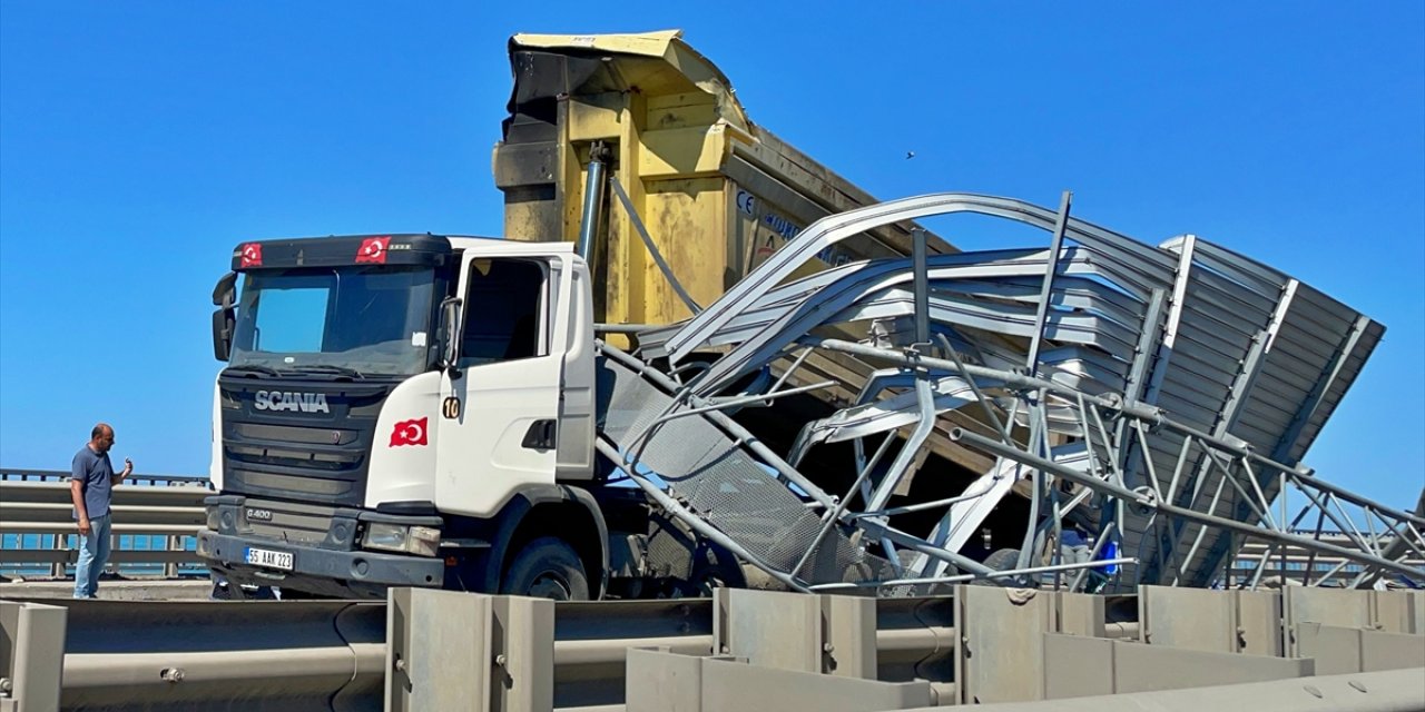 Samsun'da damperi Açık şekilde yola devam eden bir kamyon tabelaya çarptı.