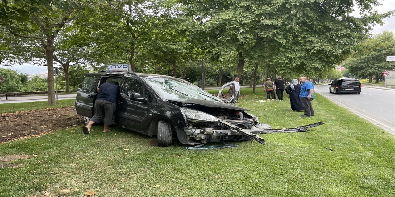 Beyoğlu'nda otomobil ile çarpışan hafif ticari araç sürücüsü yaralandı