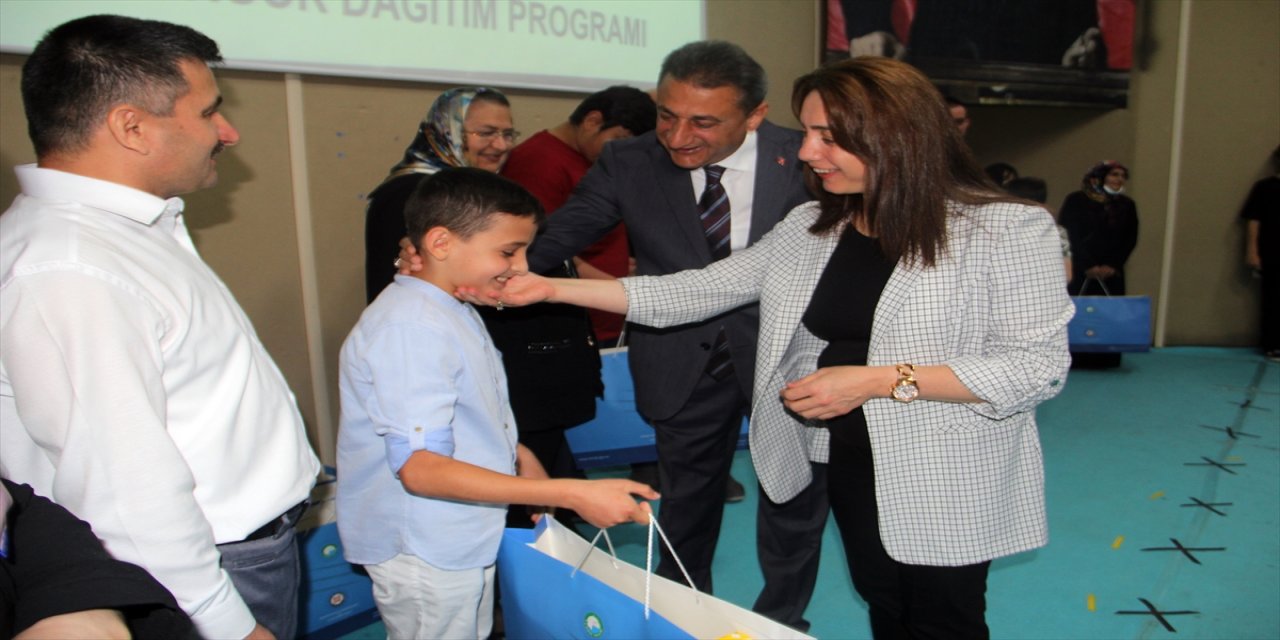 Diyabet hastası olan 29 çocuğa glikoz ölçüm cihazı verildi.