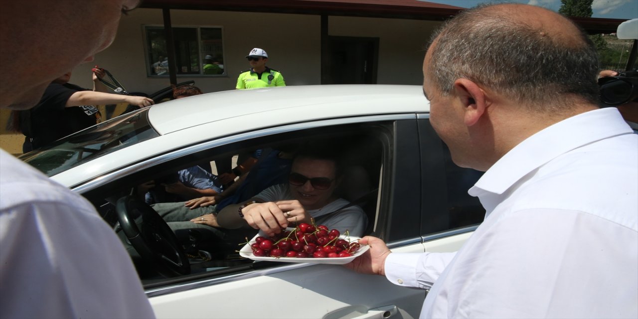 Tokat Valisi Hatipoğlu sürücülere kiraz ikram etti.