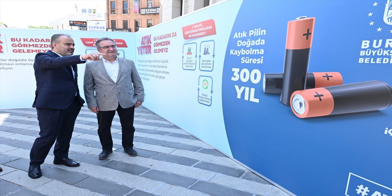 Bursa'da çevre farkındalığı için şehir meydanına ezilmiş dev metal kutu konuldu